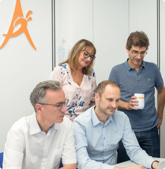  collaborateurs du cabinet Antheoz se penchant sur un dossier ensemble