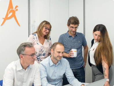  collaborateurs du cabinet Antheoz se penchant sur un dossier ensemble