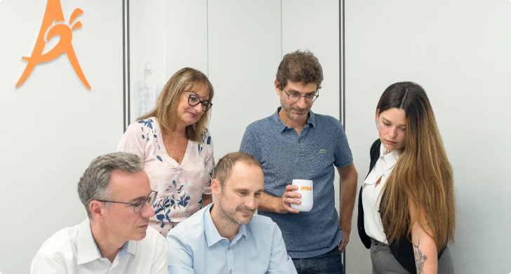  collaborateurs du cabinet Antheoz se penchant sur un dossier ensemble