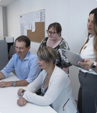 photo de 5 personnes qui applaudissent