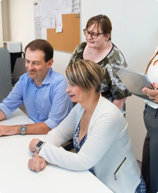 photo de 5 personnes qui applaudissent