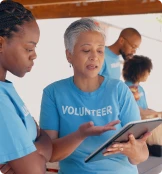 4 bénévoles en train de discuter