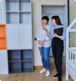 une agente immobilière qui fait visiter un appartement à une femme
