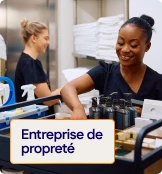 2 femmes de ménage en train de préparer leur chariot